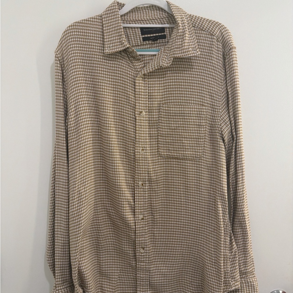 Banana Republic Beige Houndstooth Button Down Shirt